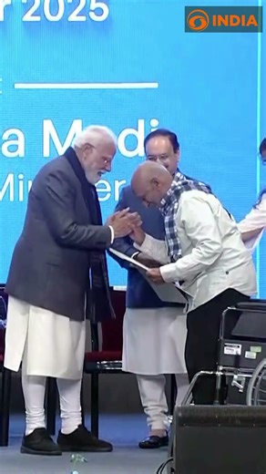 PM Modi’s Heartfelt Handshake with 90-Year-Old Yoga Professor