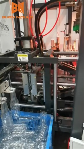 New model semi auto stretch blowing machine with high productivity #plasticbottleproductionline #maquinasopradora