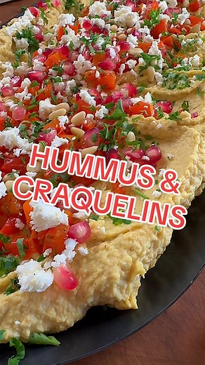 #ad TREMPETTE STYLE HUMMUS‍👨🏼‍🍳 Ma version d’un classique bien connu : le Hummus! J’en ai fait une version avec un ingrédient secret... du chou-fleur rôti!😱 Pour servir notre délicieuse trempette, j’ai opté pour les craquelins Triscuit! Un gros crunch super agréable qui est le parfait complément à ma trempette crémeuse. Moi j'ai choisi la saveur Ail Rôti, mais les craquelins Triscuit sont disponibles en plus de 10 saveurs pour exploser des snacks faciles de tous les jours😉 Bon appétit😁 #fy