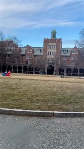 Wellesley College 📍 Massachusetts One of the most beautiful college campuses in America 🇺🇸✨ From historic architecture to peaceful lakes and tree-lined paths, Wellesley College feels like a dream campus. A place where beauty, tradition, and brilliance come together. 🌿🎓 Tag someone who loves aesthetic campuses, travel vibes, or elite universities! 👇 #WellesleyCollege #BeautifulCampuses #CollegeCampus #CampusLife #Massachusetts #ExploreMassachusetts #ExploreUSA #StudyInUSA #StudyAbroad #USUn