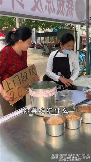 66歲潘姥姥上門做飯 | 擺攤的母親（上）今天在山東濟寧遇到一位拴著孩子擺攤的母親，臍帶媽媽用她的付出告訴我們，剪不斷的臍帶是媽媽的牽掛，是永不消逝的母愛 #panlaolao