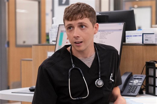 ‘The Pitt’ Star Gerran Howell Says It’s “Easy” Dealing With Whitaker’s Messy Scrub Changes: “Bodily Fluids Come At Me”