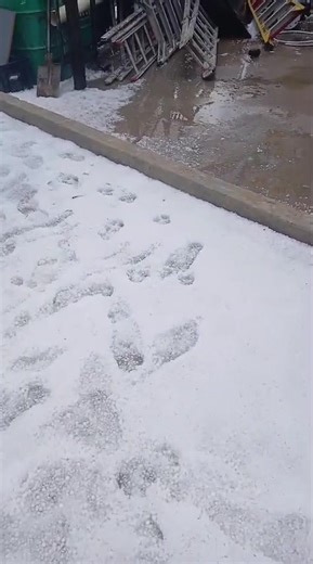 Rencia sent us this video of a big hailstorm in Middelburg in the Eastern Cape this afternoon (5 January 2026). Middelburg (EC) is at the junction of the N9 and N10 highways between Noupoort and Graaff-Reinet. Whatsapp photos/videos to 0812518029 See https://snowreport.co.za for weather forecasts. * Other media and channels need to note SnowReportSA's updated 2025 terms & conditions for the use of our forecasts, maps, as well as images and video from our users that we post. | Snow Report SA