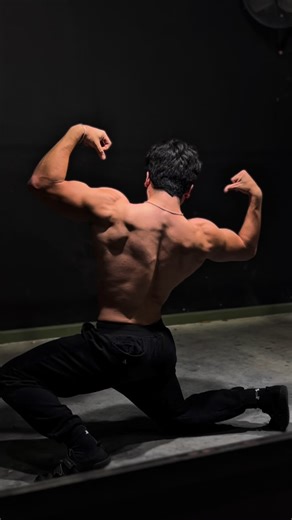 Valys Alanis on Instagram: "I’m Unsure which physique Ide categorize myself.🫩 #bodybuilding #powerlifting #physique #jjk #motivation"