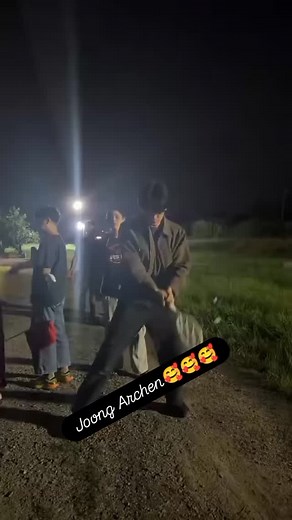 Joong ano pinag gagawa mo, ka Luka talaga tong si Archen ☺️☺️☺️ enjoy mo lang yang pag lalaro mo Archen hanggat bata pa😁☺️☺️ #joongarchen #joongdunk #followerseveryone #highlighteveryone #dareyoutodeath | Mary Jane Lecera Silagpo