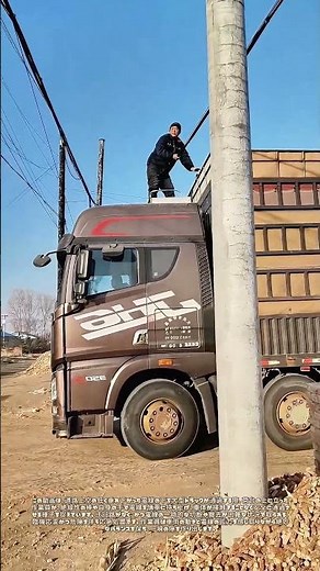 電線をかわす：立ち姿の作業員が紡ぐ大型車の隘路突破