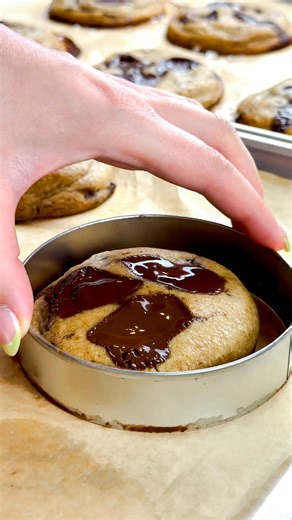 Two things I do to make my cookies look straight out of a bakery! 1. Use a cookie cutter to make them into perfect circles while they’re still hot - a mug or bowl works great too! 2. Finish with flaky salt! I use @maldonsalt This is my brown butter ccc recipe, available to purchase in my bio 🍪 #cookierecipe #cookietips #bakingreels #trendingaudio | The Happy Mac