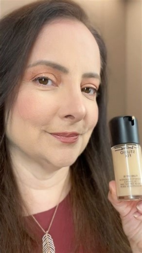 Testando a base Studio Fix Fluid da Mac em pele madura