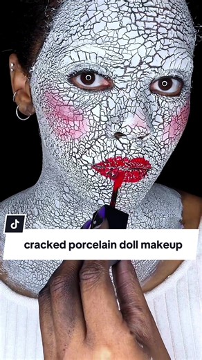 cracked porcelain doll makeup tutorial !!! did this look last halloween & forgot to post this vid ! might do another one this year 🙂‍↕️🎀 #crackeddollmakeup #halloweenmakeup #dollmakeup #halloween2025 #porcelaindoll