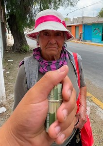 3.1M views · 10K reactions | Entendemos que hoy en día no toda la gente puede arriesgar su dinero, pero quisimos premiar a aquella persona que se arriesgara y nos comprará lo que tenía dentro de la mano. La reacción de la persona al ver los billetes, nos confundió un poco, quizá ella no se lo esperaba pero sin duda se los merecía. | Platano | Facebook