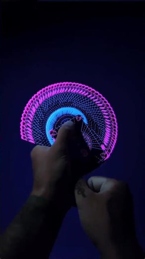 ​¡Dominando el arte del Cardistry con naipes de neón! 🃏✨