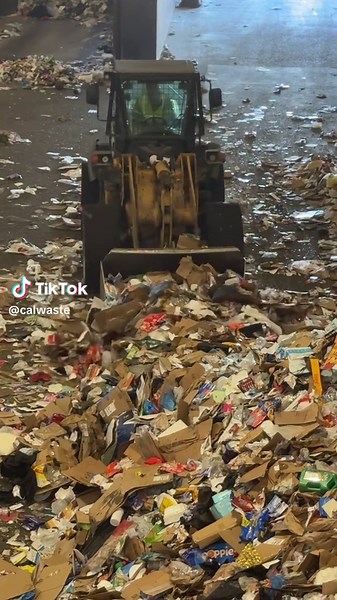 Happy friday from the tipping floor #asmr #waste #garbage #recycle #sustainability #machines #sounds