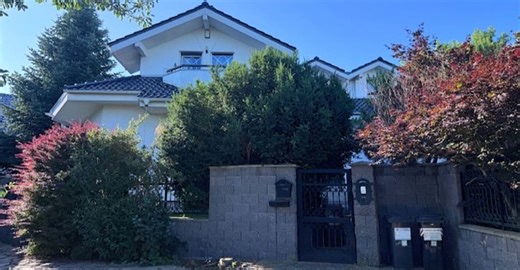 Vila Horsta Siegla za 28 milionů korun jde do dražby. Co nabízí luxusní dům v pražských Lipencích?