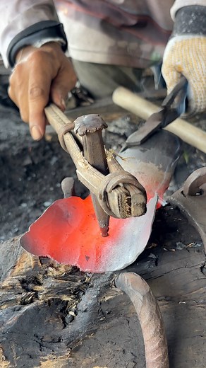 The skill and technique of the blacksmith in shaping the handle of the garden tool is extraordinary. ! #blacksmith #blacksmith_challenge #traditionalblacksmith #CulturalHeritage #metalart #metalwork #handmade #travel #forging #Besi #craftsmanship | Rizaldi