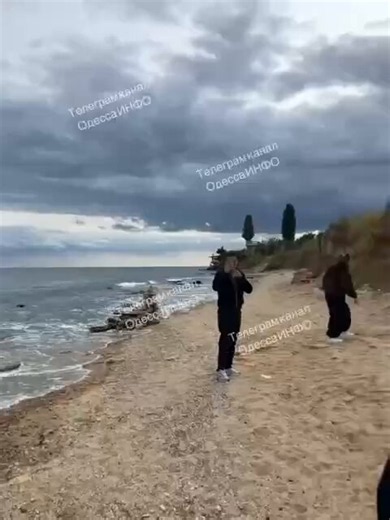 ⚔️ El dron Dan-T sobrevoló a los asombrados residentes locales en su camino hacia el objetivo en la zona portuaria de la región de Odesa. https://t.co/8YxgNfaxv4