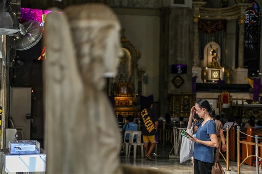 'Trademark niya na laging nakangiti': Priests, Catholics pay tribute to Pope Francis in Quiapo | ABS-CBN News