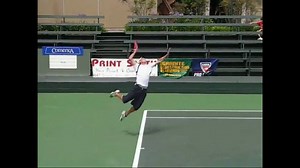 #BestTennisVideos : Le service de Brian Battistone avec sa raquette à double manche. L'Américain a été 853 mondial en simple et 88e en double. Brian Battistone's unique racket and serve. | Tennis Legend