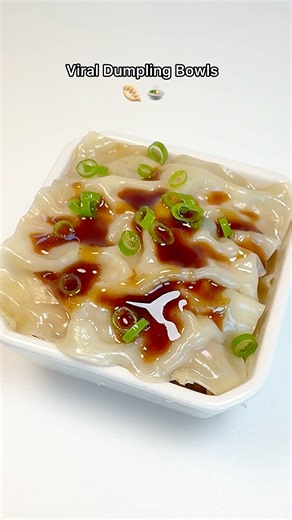 Viral dumpling Bowl! 🥟🍲 Follow Chef Genevieve LaMonaca for easy to follow viral recipes! The easiest and budget friendly comfort food you’ll make all week 🥟🔥 Five minutes of prep, layer, steam, drizzle, devour. Full recipe ⬇️ Dumpling Bowls Serves 4 Ingredients: 1lb ground pork 12 Wonton Wrappers 2 cups Napa cabbage, chopped 4 green onions, sliced (reserved greens for garnish) 1.5 Tbsp minced ginger 2 Tbsp soy sauce 2 Tbsp oyster sauce 1 Tbsp toasted sesame oil Oyster Sauce for drizzle Crisp