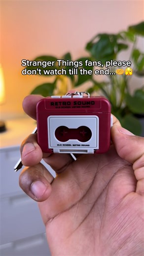A must-have gift for any retro and Stranger Things lover 🩸 This vintage cassette-style audio keychain lets you capture and play back meaningful moments anytime. Inspired by classic 80s and 90s cassette tapes, it brings pure nostalgia in a compact and fun design. Perfect for recording voice notes, memories, or short audio messages, it’s simple to use and easy to carry everywhere. A unique throwback gadget that blends old-school charm with modern convenience—ideal for fans of vintage tech and ico