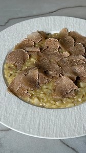 Tartufo Bianco🍁 Episodio 2 Riso di semola con porcini e tartufo bianco🤤 ingredienti x2: per il risotto: 200g riso di semola 20g burro 20g burro al tartufo bianco 200g porcini a brunoise 40g aceto di mele 80/100g parmigiano Tartufo bianco quanto desideri❤️ per il brodo: 1.5kg panciavitello 2 cipolle bruciate 200g sedano 200g carote Buon Appetito!🍴 White Truffle🍁 Episode 2 Semolina Rice with Porcini Mushrooms and White Truffle Ingredients for 2: For the risotto: - 200g semolina rice - 20g butt