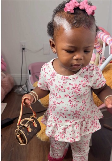 A baby boss 🩷 Shop cocoandcheeks for these bags #babyboutique #toddlerfinds #toddlerstyle #girlmom #luxurylife
