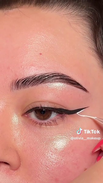 Easy Halloween Eyeliner Ideas for Spooky Season