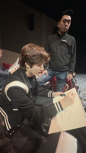 Actor Kang Chan-hee's autograph fan service #StageGreeting #MethodActing #KangChanhee #SF9 #Autog...
