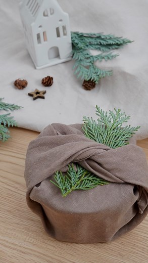 𝑊𝑖𝑜𝑙𝑒𝑡𝑎 𝑃𝑠𝑖𝑢𝑘✨ on Instagram: "Weil ihr das letzte Geschenk so gut fandet mit der Furoshiki Methode, kommt hier noch eine Alternative für runde Geschenke🤩🌟 . #xmas #christmas #weihnachten #noel #wrap #wrappingpresents #gift #geschenk #prezent #diy #furoshiki #japan #tutorial"