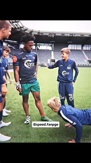 speed.fanpge on Instagram: "在日本，研究人员正利用智能人行道将日常活动转化为清洁能源⚡。这些道路内嵌特殊的压电材料，可以从行人的脚步中收集动能。当人们行走、奔跑或跳跃时，路面会轻微变形，从而产生机械压力。压电晶体将这种压力转化为电能🔋。 这些能量可用于照亮路灯、为公共显示屏供电，甚至监测行人流量。这种技术不仅减少了能源浪费，还展示了未来城市的无限可能🌍。 在东京、京都等城市的试验区，人们的每一步都在为绿色地球贡献力量💚。科技让生活更环保，也让每一个脚步更有意义✨ #日本 #科技 #创新 #可持续 #绿色能源 #未来城市 #环保 #知识 #事实 #推荐 #你知道吗 #技术 #实验 #热门 #funny"