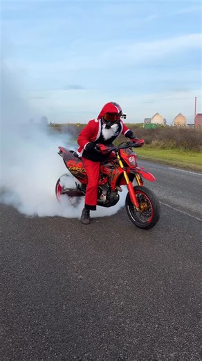 LARS LION • Lars Jacobs on Instagram: "Merry Christmas 🎅🏻🎁 × ⭐️ Get your stuff online - Www.larslion.com × 📸 @woutds0211 × #sm700 #supermoto #wheelie #ktm #gasgas"