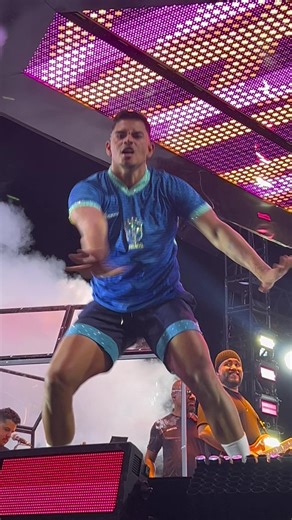 Bailarinos em Ação: Performance Única com Anitta