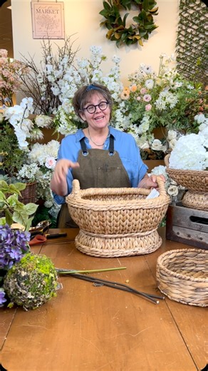 We’ve got Jan showing y’all how to create a quick arrangement perfect for summer and beyond. | Picket Fences Decor