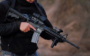 体验射击搭载ACOG4倍镜的SOPMOD M4A1突击步枪