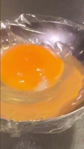 【海外BUZZ】失敗しないポーチドエッグの作り方 How to make poached eggs without fail #shorts