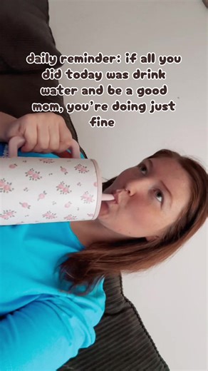 Often finding yourself not being as productive as you’d like, remind yourself that it’s okay to give yourself a break. ❤️✨ so fill your cup with some ice water and relax on the couch to soak in the toddler cuddles while you can ! #momlife #hydrojug #dailyreminder #dailyaffirmation #youreamazing