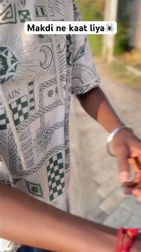 मकड़ी ने काट लिया🕷️😂// makhdi ne kaat liya #short #shorts #viral #funny