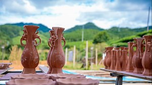 Celadon is renowned for its jade green hue and lightly cracked glaze. In the 13th-15th century, large quantities of celadon were exported throughout East Asia, Southeast Asia and the Middle East. The golden age of the famous porcelain may have passed. But many young artisans from its cradle of Longquan, Zhejiang Province, are trying their best to restore celadon to its former glory. #TheYoungCraftsman | China Plus Culture