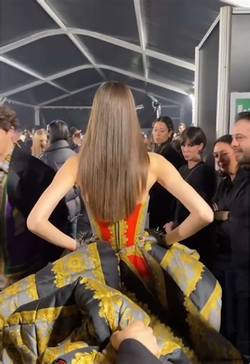 ヴェルサーチェ 2025年秋冬コレクションの煌めき