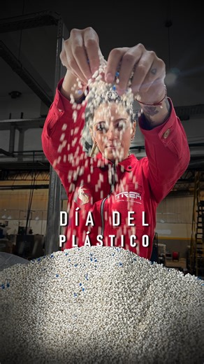 ProfeBahia on Instagram: "¿Sabías que PVC significa “policloruro de vinilo”? 😯 Este material es el más adecuado para usar en aplicaciones eléctricas por su característica de aislante y su gran durabilidad. Y es gracias a cada trabajador y trabajadora del plástico que este material forma parte de nuestra cadena de producción todos los días 😍 ¡Feliz día, colegas! #conductorescertificados #Trefilcon #PVC"