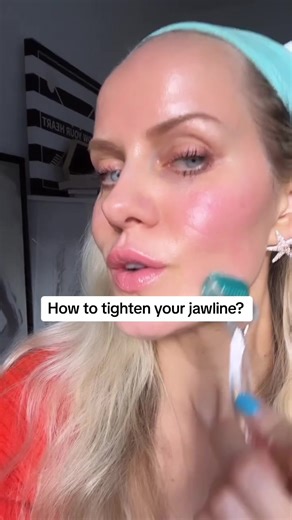 How to use dermaroller at home to tighten your jawline ! ✅ Cleanse skin ✅ Disinfect roller and skin ✅ Use “lift roll” Gin Amber’s technique ✅ Apply product either before and after ✅ Disinfect tool with FOAM THERAPY CLEANSER(this has stabilized oxygen and it is very safe for the skin) Get firm jawline at home ! ⬆️ link in bio