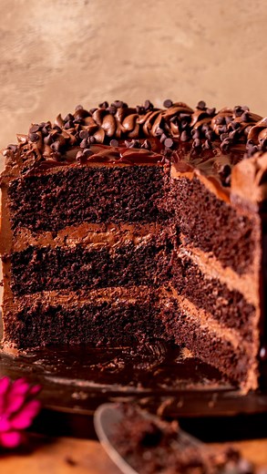 Stephanie Rutherford | Triple Chocolate Cake 🍫 This cake is the ultimate chocolate cake! It has moist chocolate cake layers, whipped chocolate ganache filling,... | Instagram