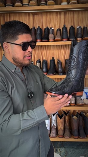Monarca Boots on Instagram: "Bota en víbora de Python negro🐍🔥#fyp #viral #parati #foryou #foryoupage"