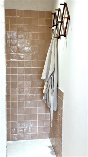 Abigail on Instagram: "On a intégré le sèche-serviettes directement dans le placo. C’était un pari au départ, mais on ne le regrette pas du tout : grâce à la natte chauffante murale, la chaleur est douce, homogène, et la salle de bain reste agréable sans élément visible. Une solution discrète et efficace, testée et approuvée Alors on valide ? #reno #chauffage #decoration #salledebain"