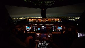 夜中の羽田空港に着陸するボーイング777のコックピットを撮影した4K映像