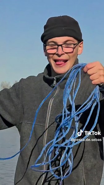 Pesca con Atarraya: Observando y Documentando la Vida en el Río