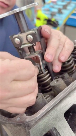 Valve lock plate installation compression spring tool#MechanicLife#CarMechanic#AutoRepair#Enginering