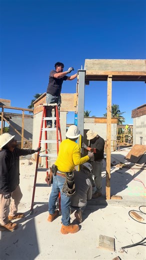 Instando las columnas de hierro #construction #miami📍🇺🇸 para tiiiiiii