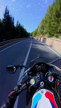 This is how you should ride a BMW M1000RR