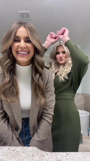 FINALLY convinced my sister to make a tik tok with me 👯‍♀️#merrychristmas #fyp #sisters
