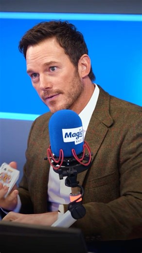 Chris Pratt WOWS us with AMAZING card trick 🤯💫